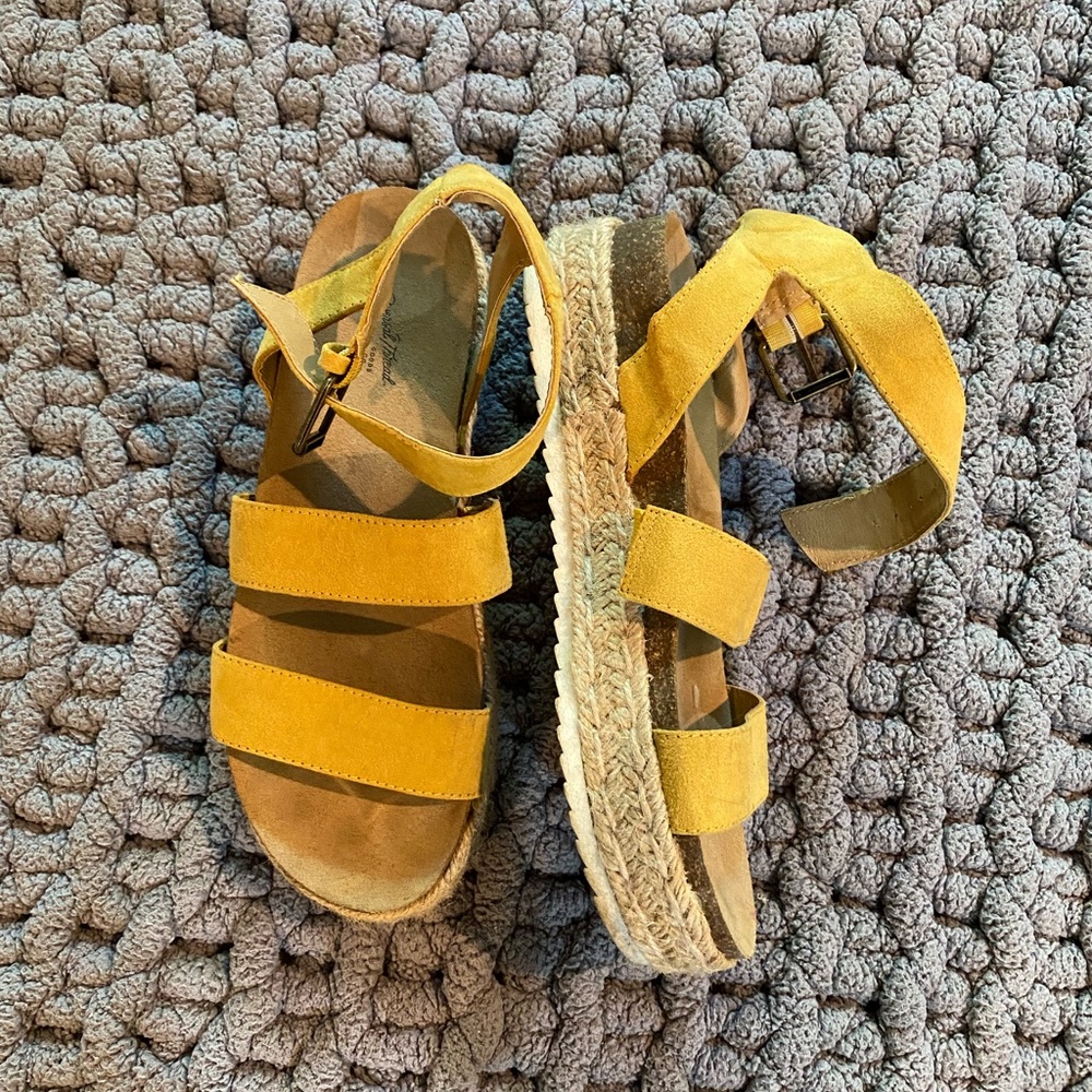 Universal thread yellow platform sandals